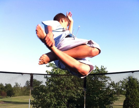 Son petit look: Mikky Stratis