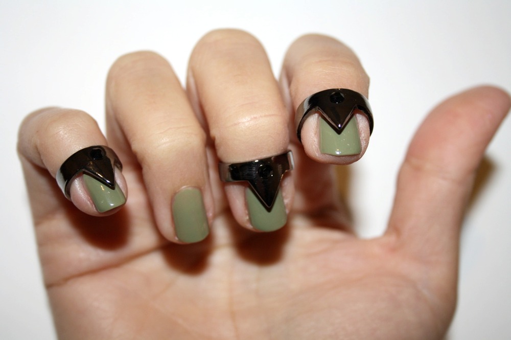 Des bijoux qui aident votre manucure? Ouais.