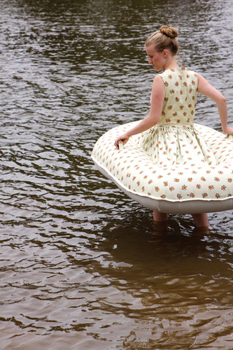 Quand l'inspiration marine est trop mainstream, Jacqueline Bradley se fait une robe bateau!