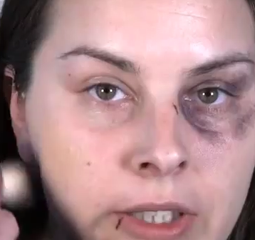 Dénoncer la violence domestique avec un tuto beauté et une vedette de YouTube. Et ça marche.