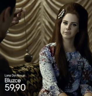 Lana Del Rey chante Blue Velvet en linge mou dans la prochaine pub de H&amp;M qui sort *demain*