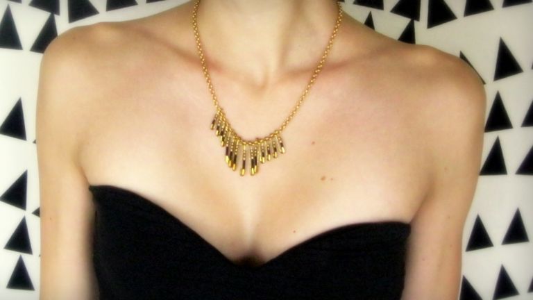DIY: Un collier fancy fait avec des matériaux pas fancy et économiques. Fwuuuiiitttt! Fwuuuiiitttt!