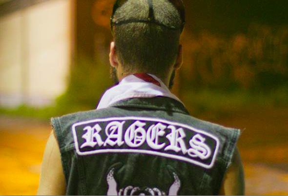 Son petit look : Jake Prévost ou l&#039;idole de jeunesse devenu grande.