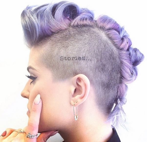 Kelly Osbourne présente sa nouvelle collection de vêtements, Stories, pis on capote!