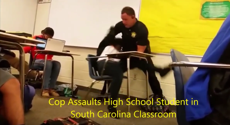 Quand les policiers appliquent la loi du plus fort dans les écoles américaines, ça tourne mal!