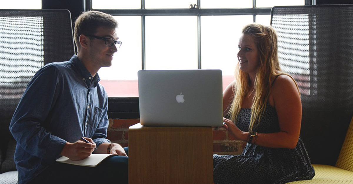 Flirter au travail : est-ce VRAIMENT une bonne idée?