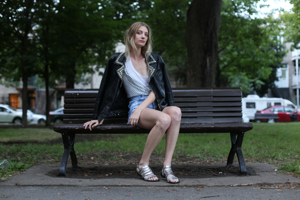 Cartel sort sa collection de sandales et c’est à se pitcher par terre!