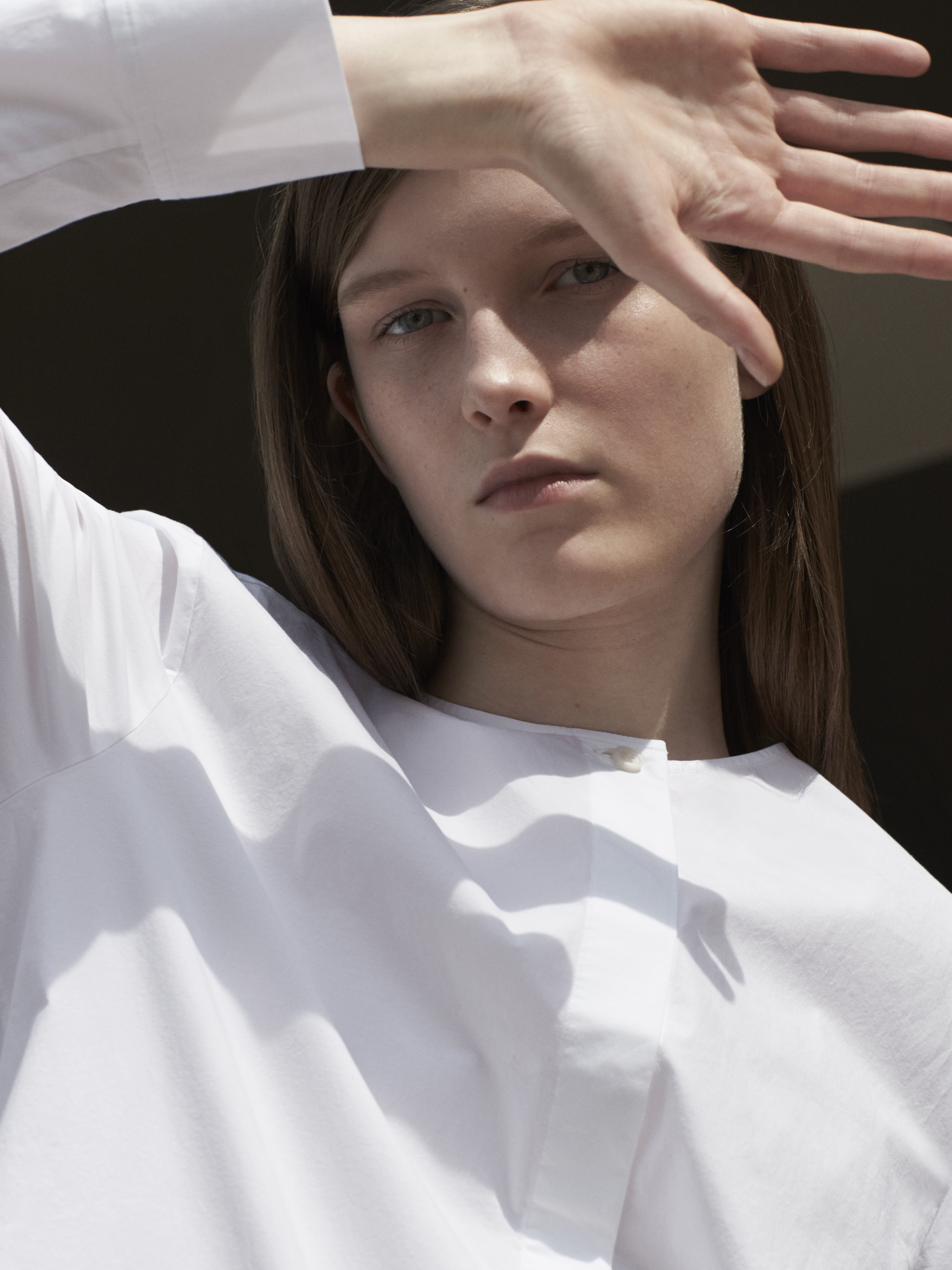 Le combo chemise blanche et chaussures noires est un must chez COS cet automne!