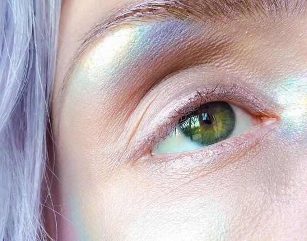 Tendance maquillage holographique : Comment ressembler à une licorne!