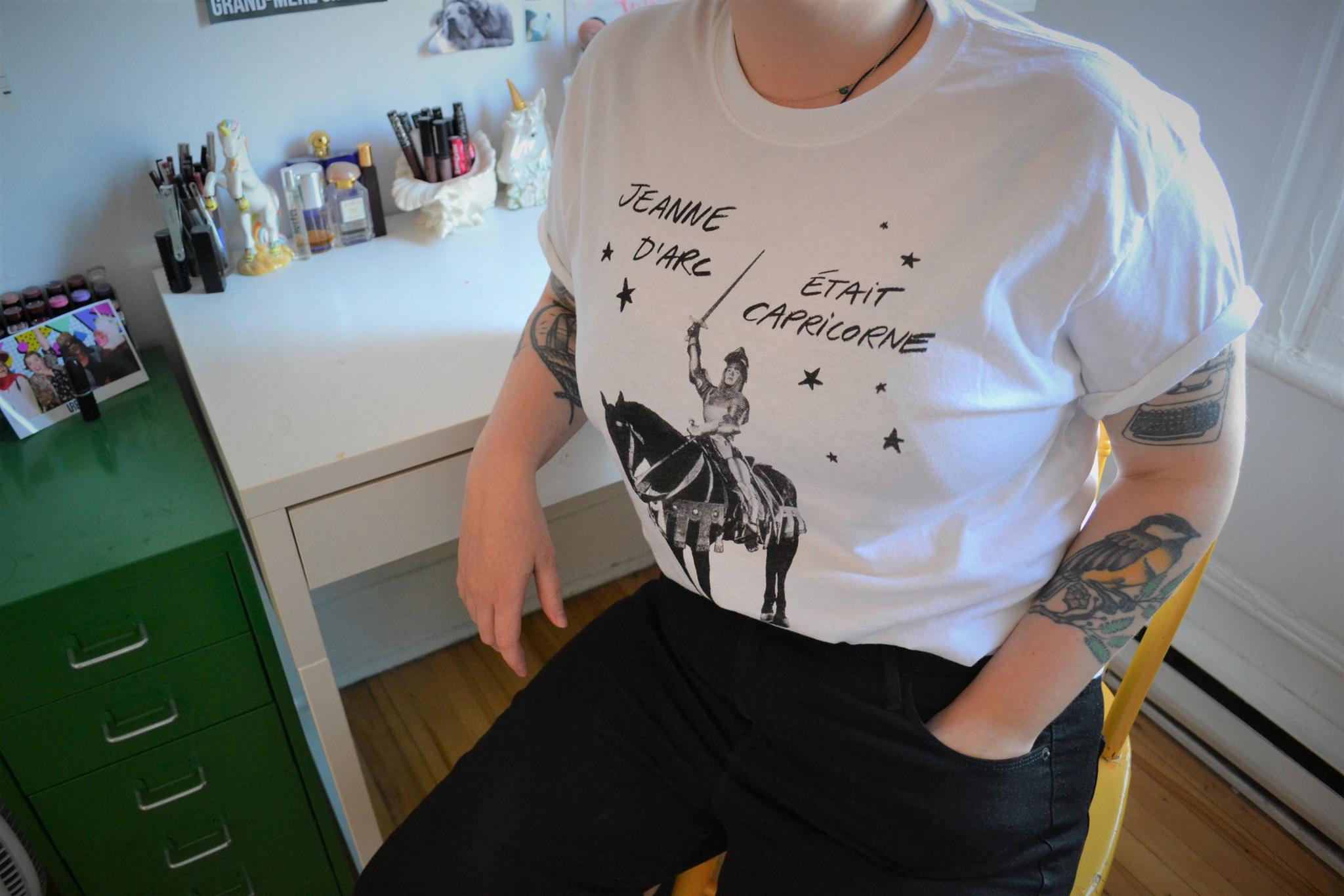 Grand-Mère Grunge a lancé des t-shirts et IL VOUS EN FAUT UN!