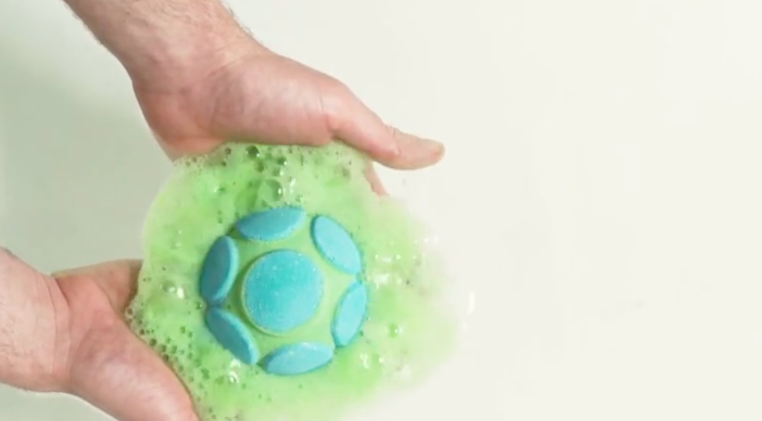 Lush a lancé une bombe de bain pour nous rappeler de faire attention aux océans!