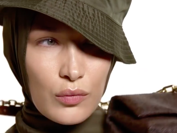 La magnifique Bella Hadid est la vedette de la nouvelle campagne de Michael Kors et ça donne envie de « mover » son body!