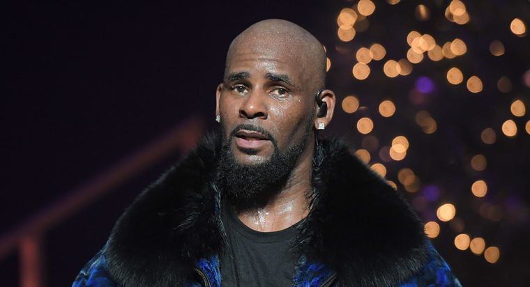 R. Kelly est officiellement accusé d&#039;agression sexuelle