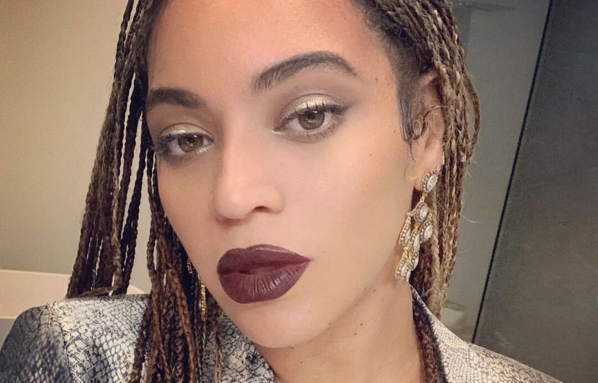 INSPIRATION: 5 teintes automnales de rouge à lèvres portées par les stars!