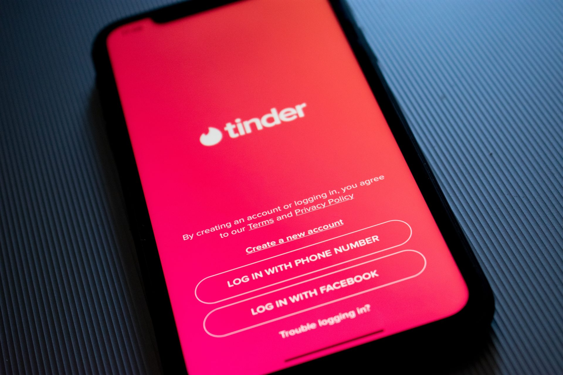 Tinder instaure un bouton panique sur son application et oui, c’est nécessaire
