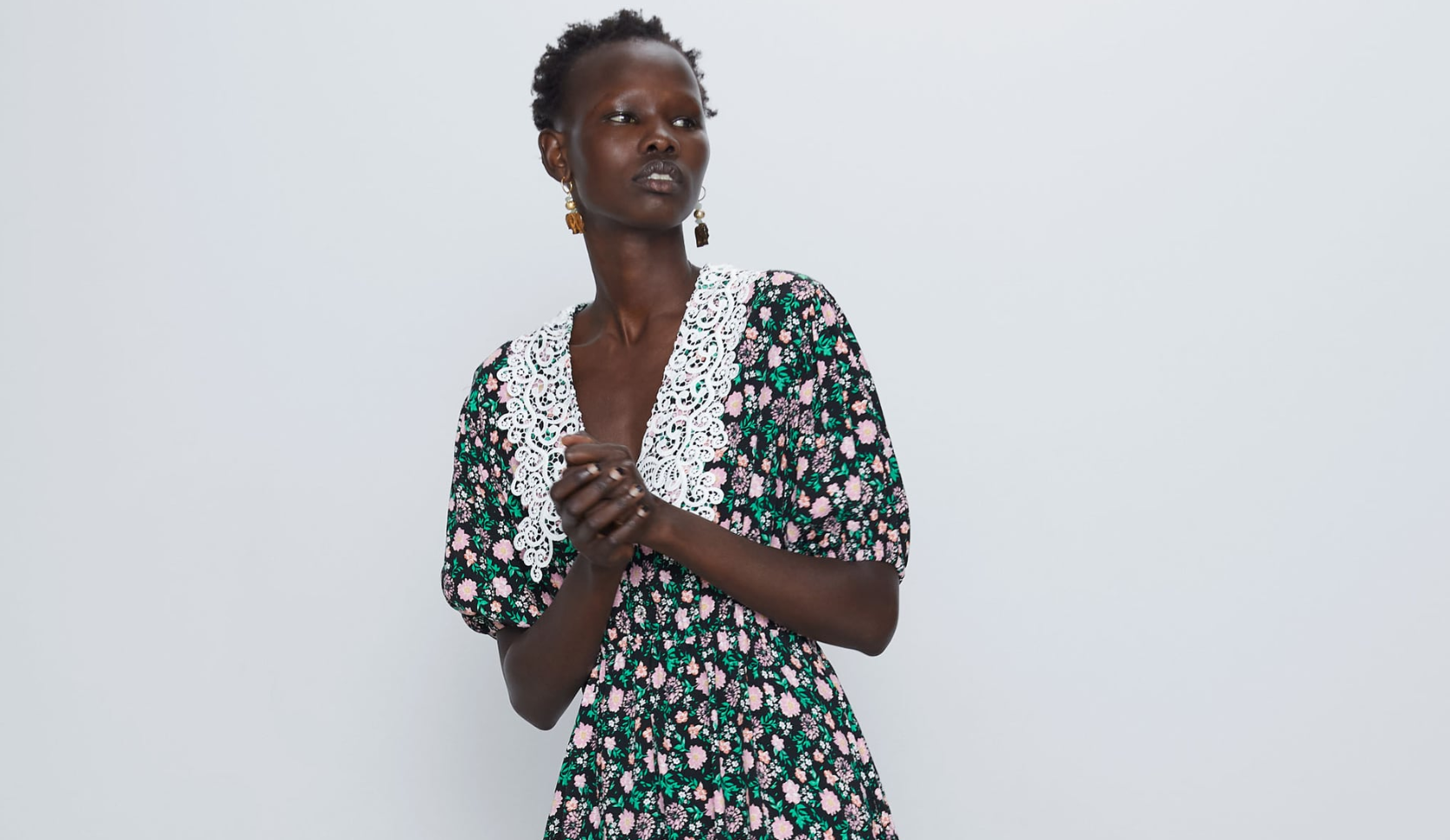 Des robes fleuries et confortables à porter... chez soi!