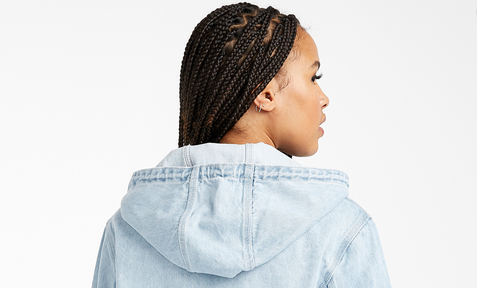 Des looks total denim à mettre dans son salon ou après le confinement!