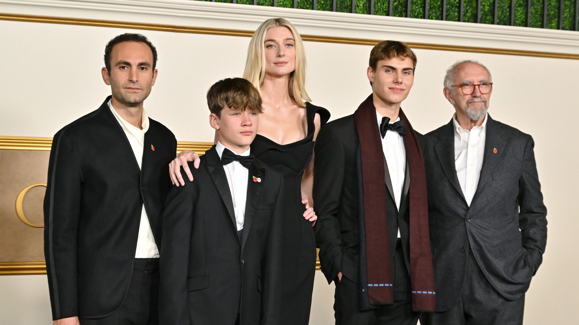 Les stars de The Crown sur le tapis royal de la première à Los Angeles